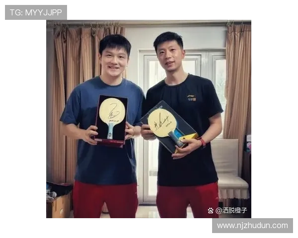 刘星与足球明星亲密合影展现运动精神与友谊的美好瞬间 刘星与足球明星亲密合影展现运动精神与友谊的美好瞬间