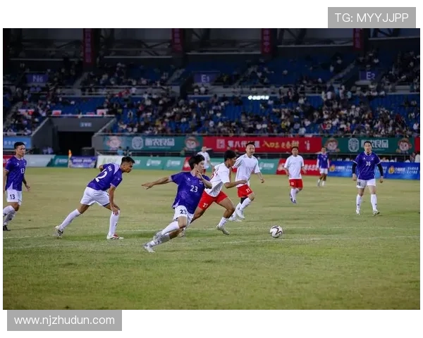 足球明星们的日常生活揭秘：训练场上的友谊与场外趣事分享